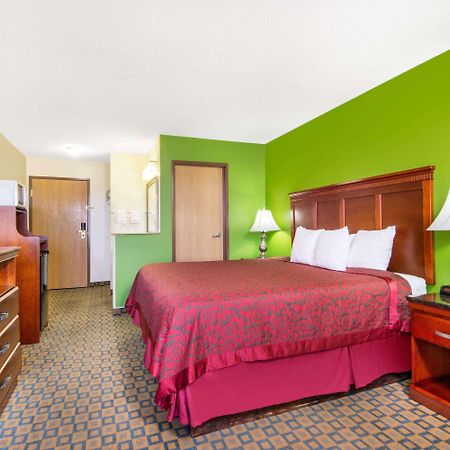 Days Inn & Suites By Wyndham Wichita Extérieur photo