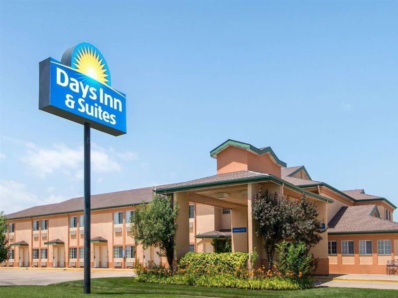 Days Inn & Suites By Wyndham Wichita Extérieur photo