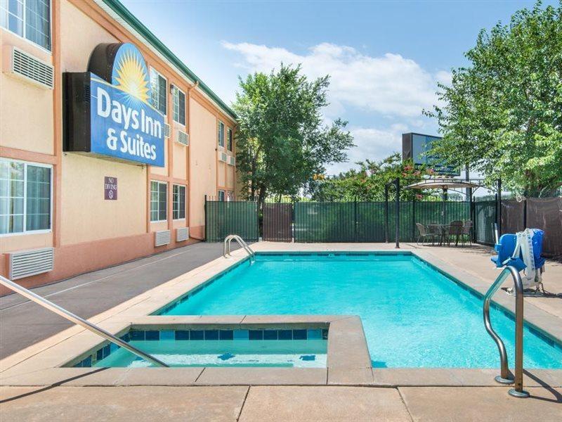 Days Inn & Suites By Wyndham Wichita Extérieur photo