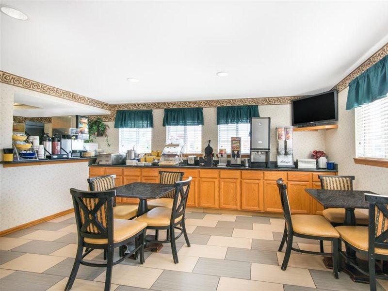 Days Inn & Suites By Wyndham Wichita Extérieur photo