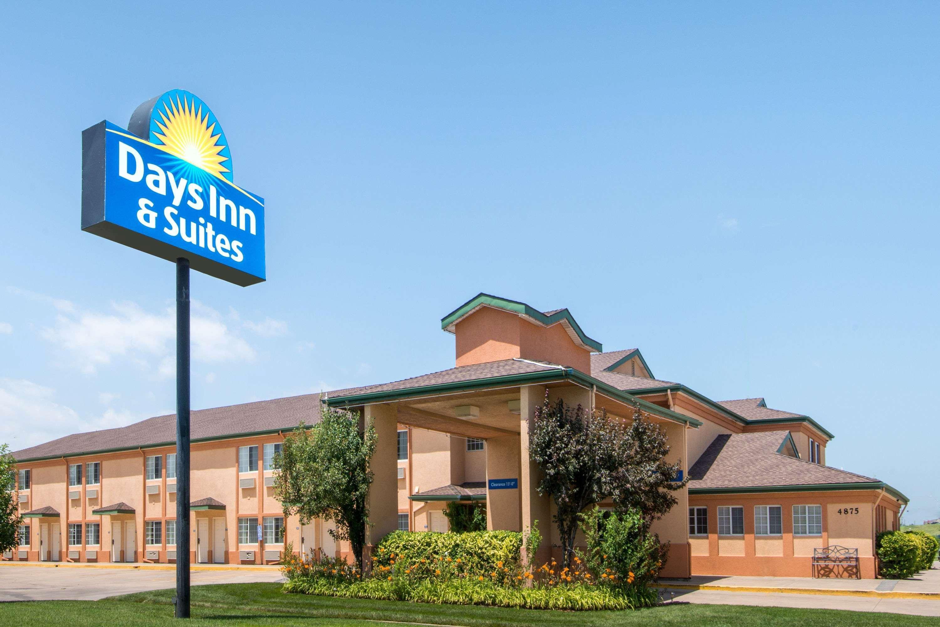 Days Inn & Suites By Wyndham Wichita Extérieur photo