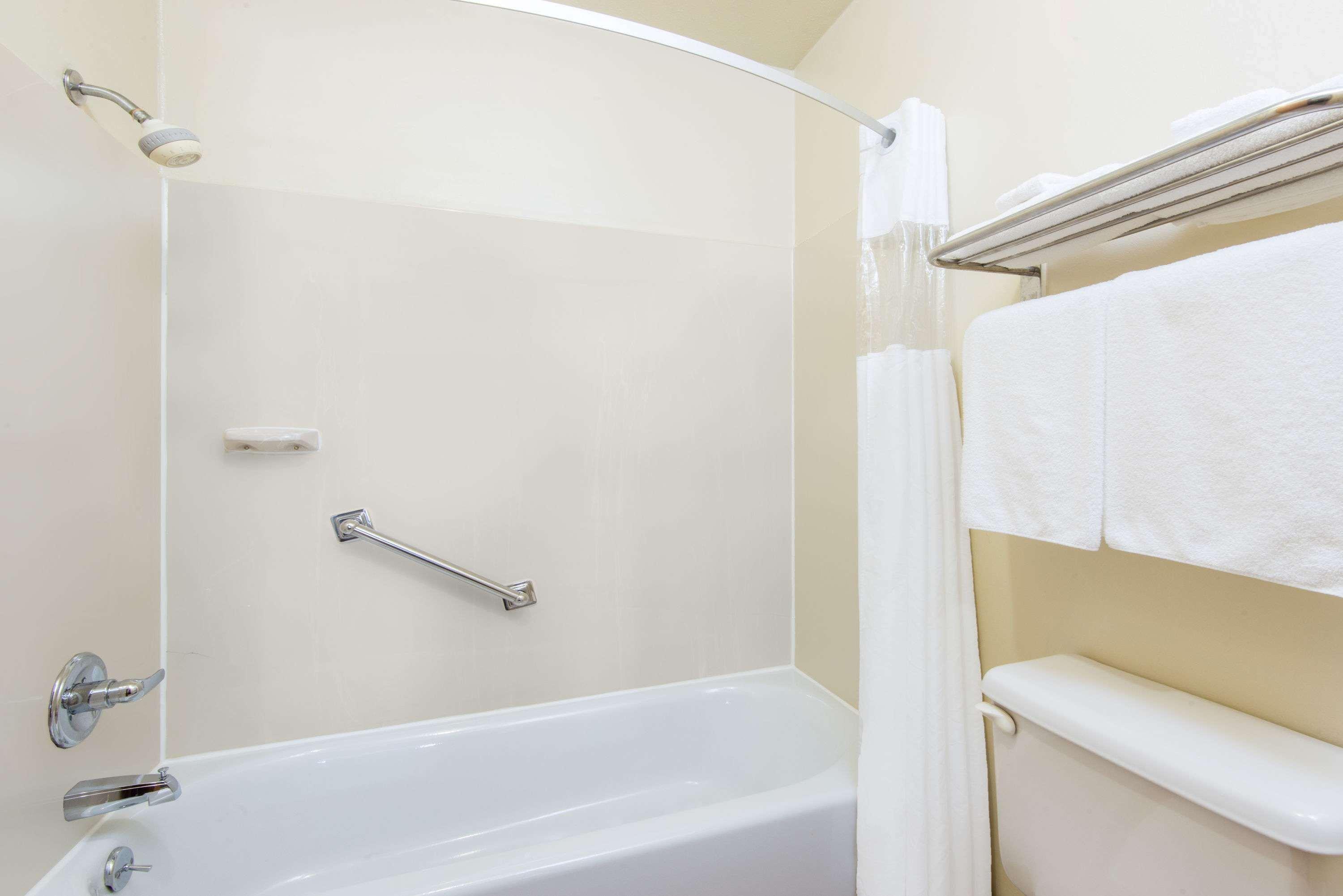 Days Inn & Suites By Wyndham Wichita Extérieur photo