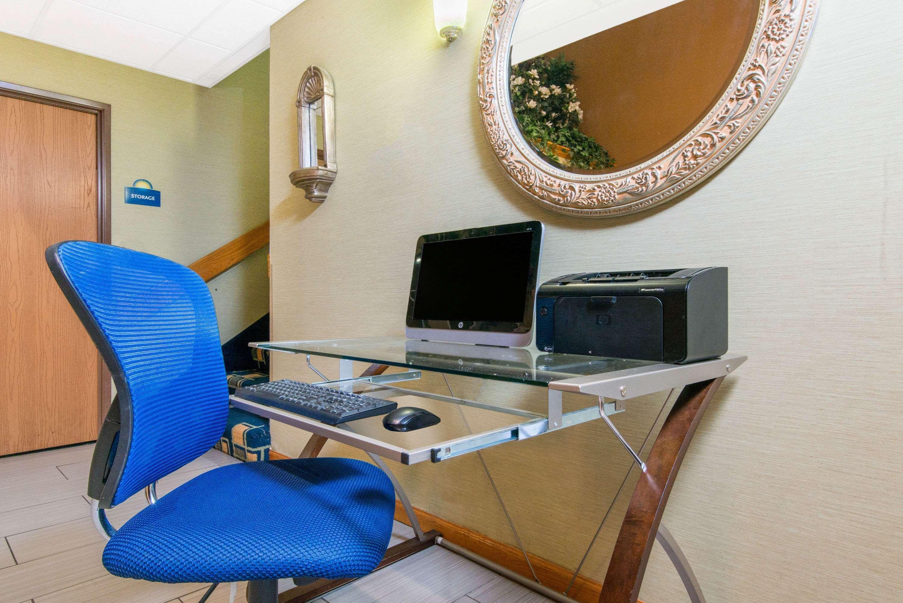 Days Inn & Suites By Wyndham Wichita Extérieur photo
