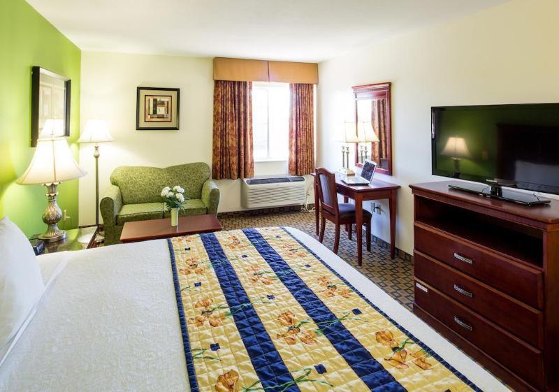 Days Inn & Suites By Wyndham Wichita Extérieur photo