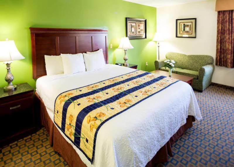 Days Inn & Suites By Wyndham Wichita Extérieur photo