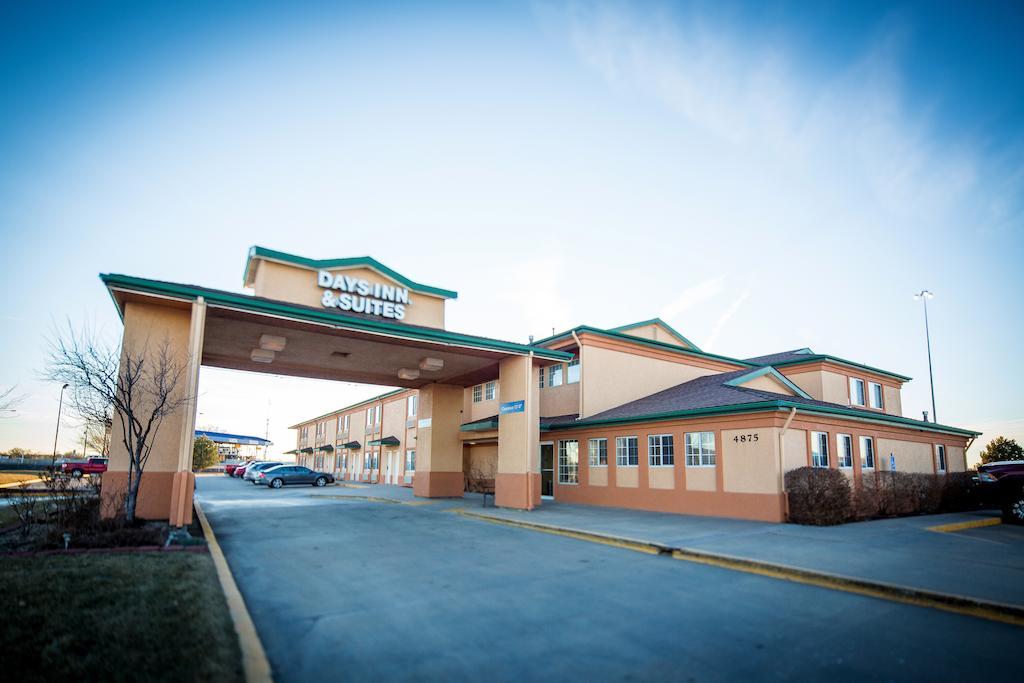 Days Inn & Suites By Wyndham Wichita Extérieur photo